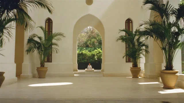 Heller Tempelsaal mit Bögen und Palmen, Blick in einen Garten